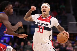 这名男子显 这名男子显